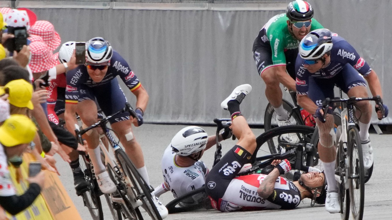 Peter Sagan a Caleb Ewan spadli tesne pred cieľom 3. etapy na Tour de France 2021.