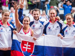 Anna Karolína Schmiedlová, Dominika Cibulková, Matej Lipták, Tereza Mihalíková a Jana Čepelová vo Fed Cupe - archívna snímka.