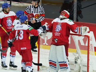 Českí hokejisti sa tešia po triumfe v zápase Švédsko - Česko na MS v hokeji 2021.