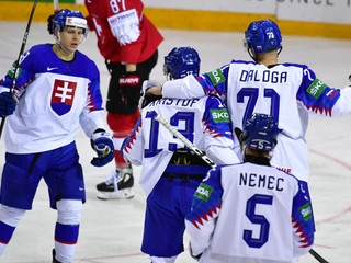 Michal Krištof (v strede) po strelenom góle v zápase Slovensko - Švajčiarsko na MS v hokeji 2021.