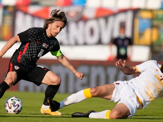 Luka Modrič (vľavo) v prípravnom zápase Chorvátsko - Arménsko.