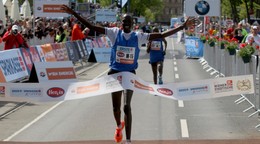 Albert Korir prechádza cieľom Viedenského maratónu na prvom mieste.