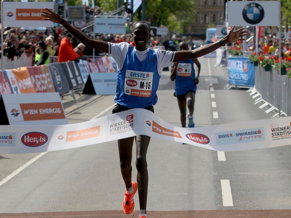 Albert Korir prechádza cieľom Viedenského maratónu na prvom mieste.