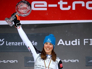 Petra Vlhová s veľkým krištáľovým glóbusom.