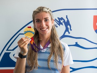 Emma Zapletalová so zlatou medailou z ME do 23 rokov. 