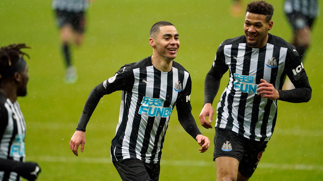 Miguel Almirón (v strede) v drese Newcastle United.