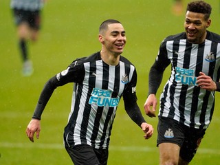 Miguel Almirón (v strede) v drese Newcastle United.