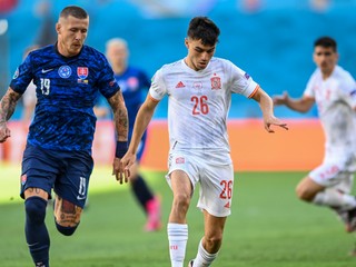 Juraj Kucka (vľavo) v súboji s Pedrim v zápase Slovensko - Španielsko na EURO 2020. 