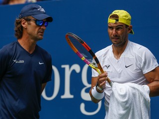 Rafael Nadal s trénerom Carlosom Moyom počas tréningu na US Open.