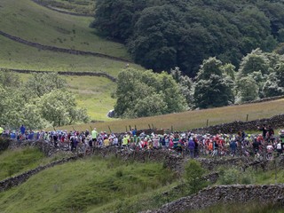 Cyklistický pelotón počas prvej etapy Tour de France 2014 na trati z Leedsu do Harrogate.