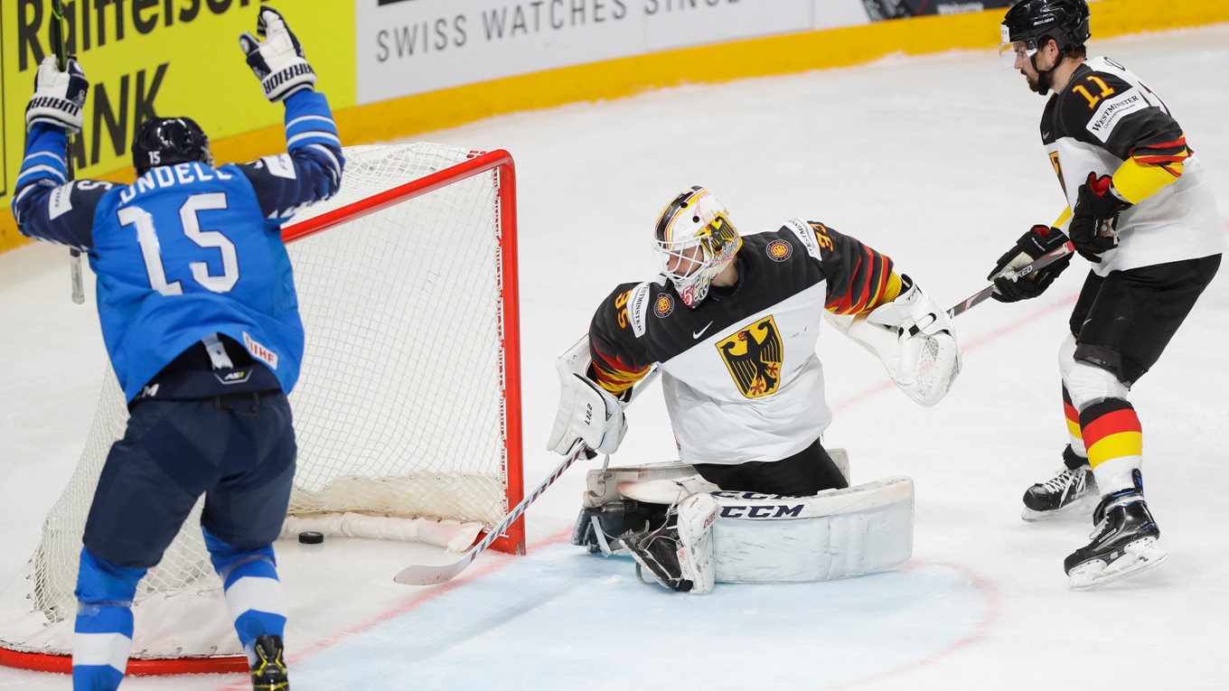 Iiro Pakarinen strieľa gól v zápase Fínsko - Nemecko v semifinále MS v hokeji 2021.