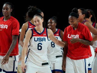 Basketbalistky USA na ilustračnom zábere. 