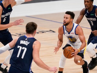 Stephen Curry v obkľúčení brániacich hráčov Dallasu.