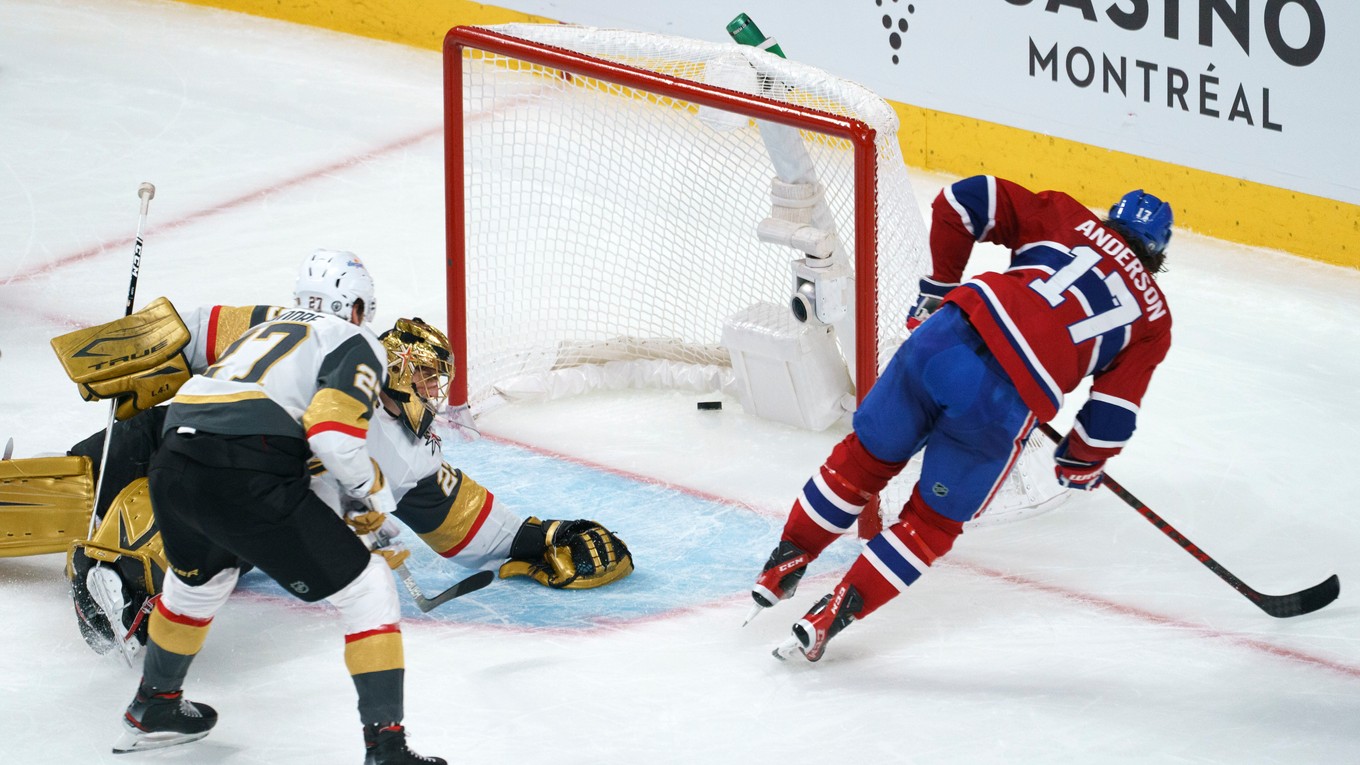 Josh Anderson (vpravo) strieľa gól v zápase Montreal Canadiens - Vegas Golden Knights v semifinále play off NHL.