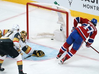 Josh Anderson (vpravo) strieľa gól v zápase Montreal Canadiens - Vegas Golden Knights v semifinále play off NHL.