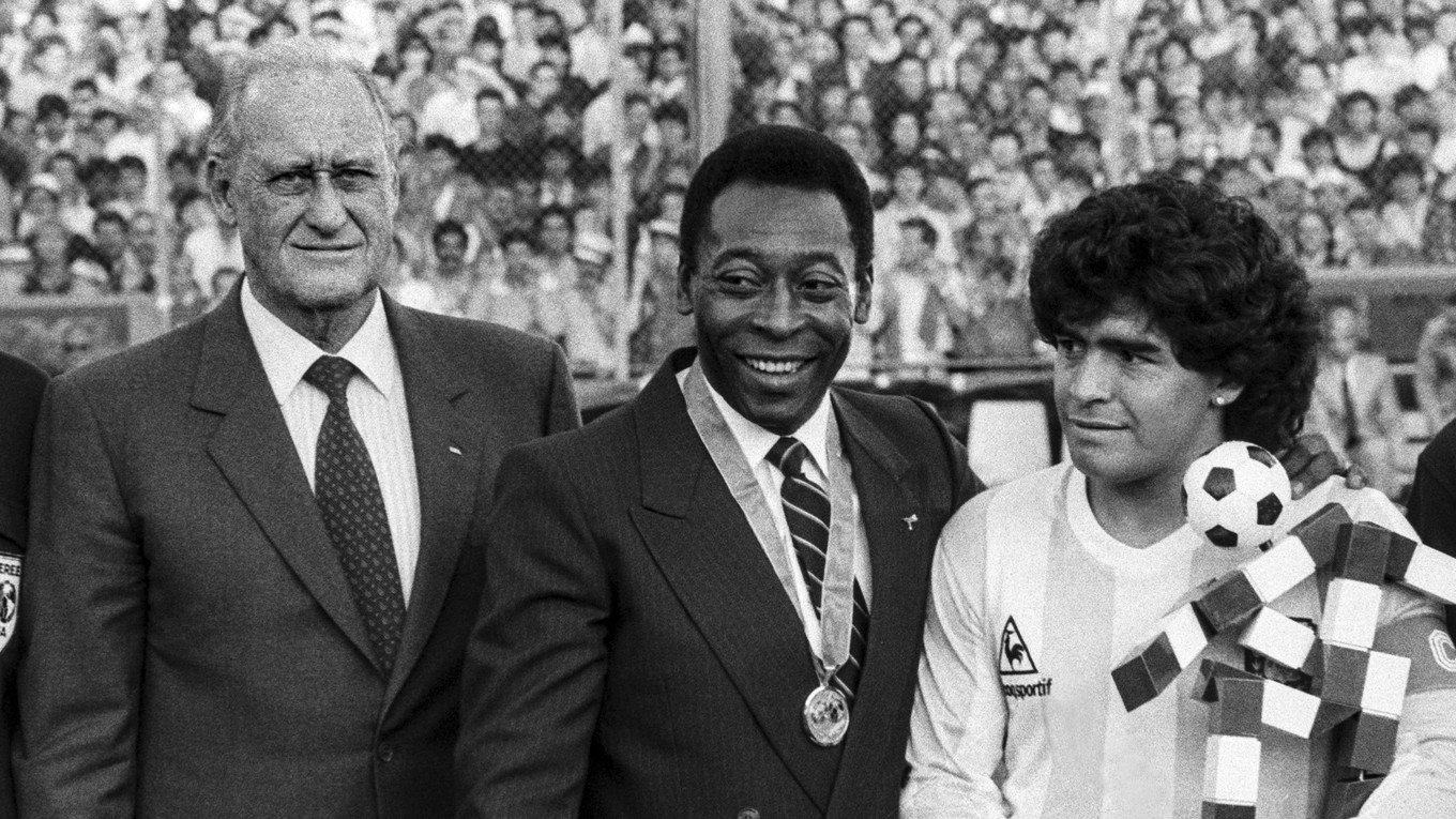 Pelé v spoločnosti Diega Maradonu a bývalého šéfa FIFA Joaa Havelangea.