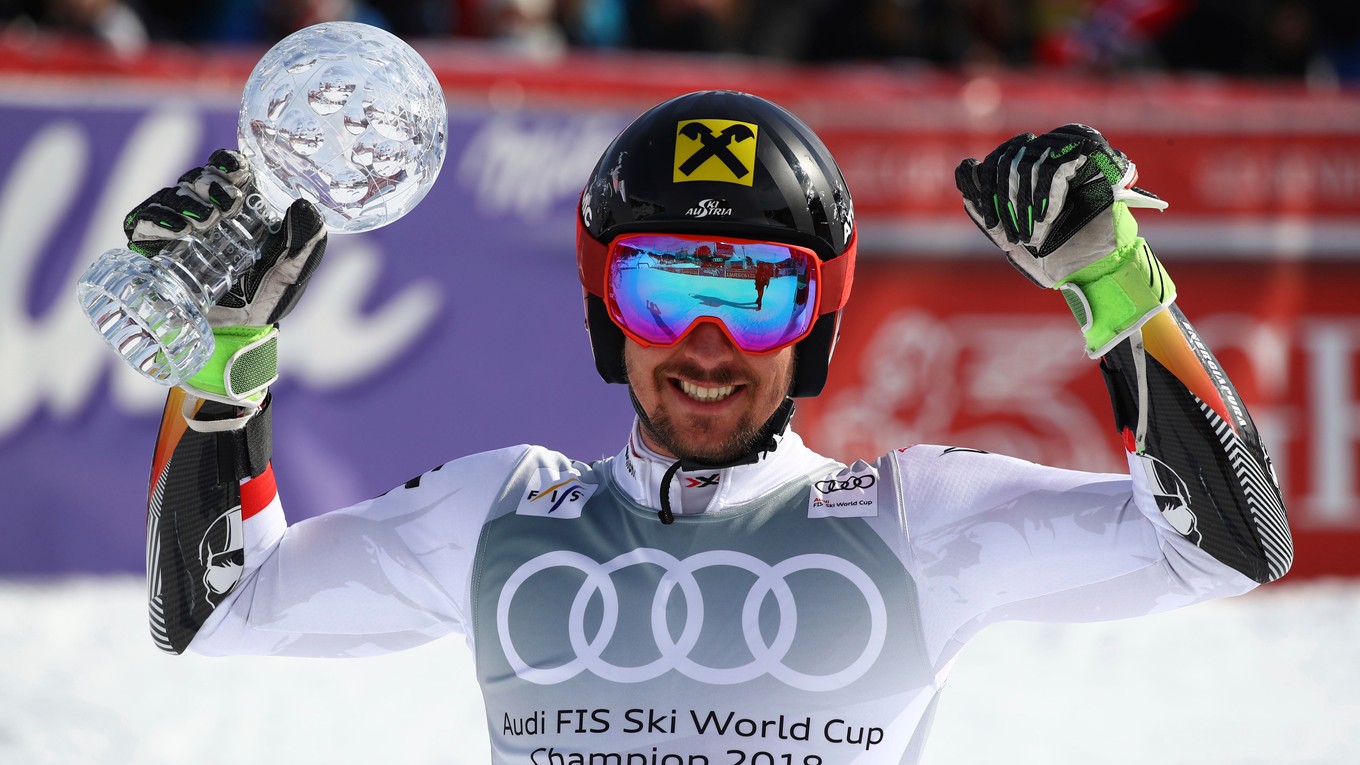 Marcel Hirscher sa raduje z malého krištáľového glóbusu za prvenstvo v obrovskom slalome.