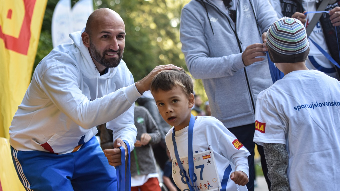 Futbalista Róbert Vittek odovzdáva symbolickú medailu deťom v roku 2019 v Bratislave.