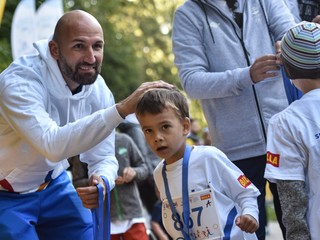 Futbalista Róbert Vittek odovzdáva symbolickú medailu deťom v roku 2019 v Bratislave.
