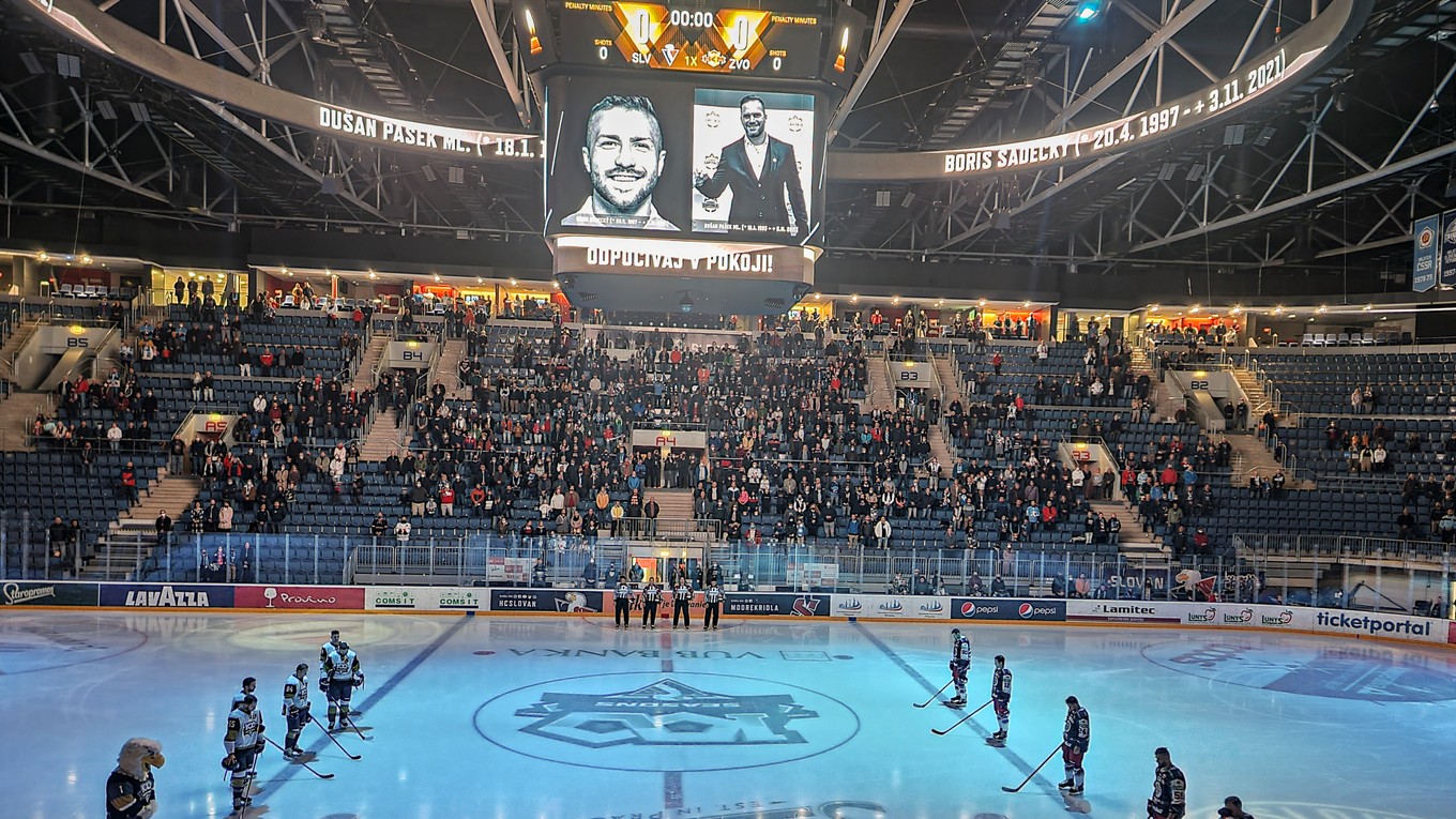 Minúta ticha na pamiatku zosnulých hokejistov Dušana Pašeka ml. a Borisa Sádeckého pred zápasom Tipos extraligy HC Slovan Bratislava - HKM Zvolen.