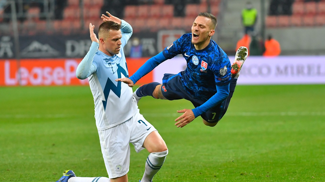 Momentka zo zápasu kvalifikácie MS vo futbale 2022 Slovensko - Slovinsko.