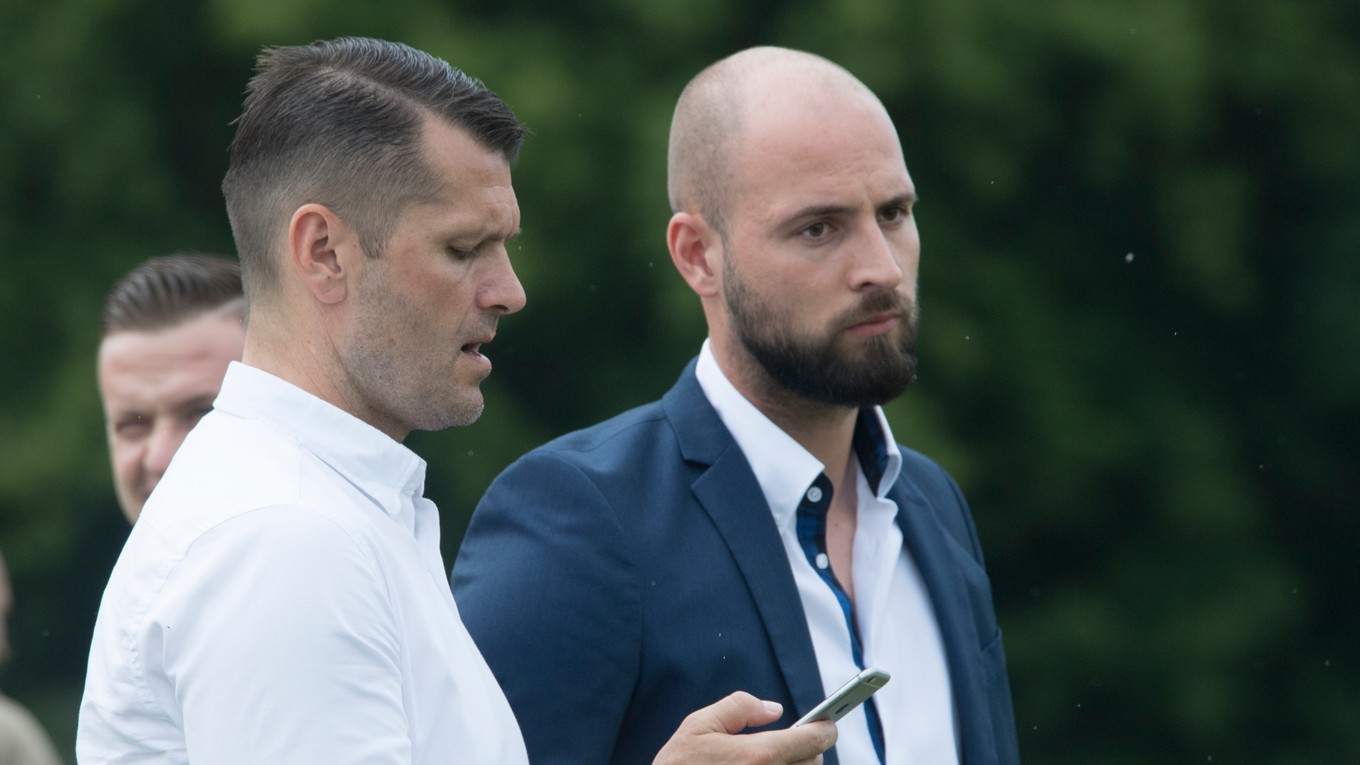 Generálny riaditeľ ŠK Slovan Bratislava Ivan Kmotrík ml. (vpravo) a športový riaditeľ Richard Trutz.