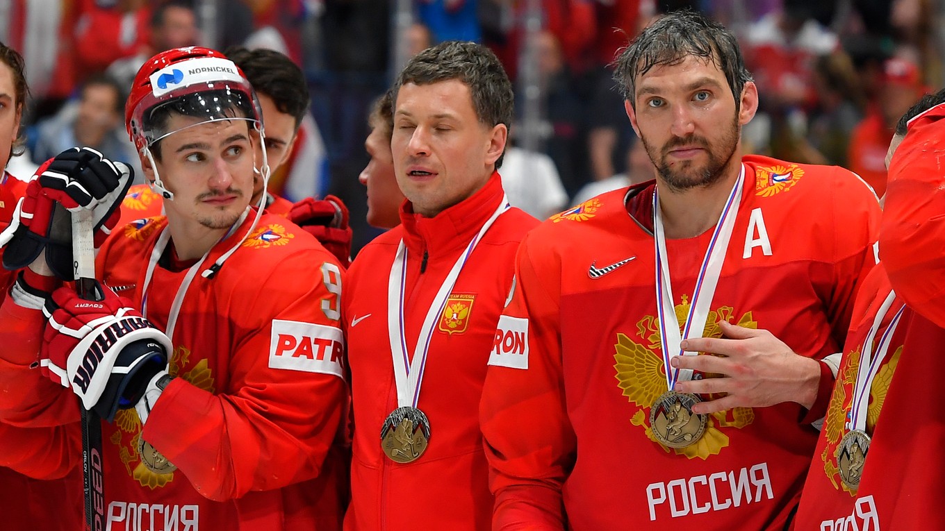 Alexander Ovečkin a ruskí hokejisti s bronzom z MS v hokeji 2019.