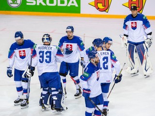 Slovenskí hokejisti po zápase Slovensko - Švajčiarsko na MS v hokeji 2021.