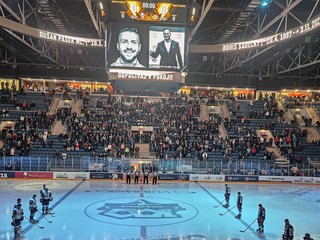 Minúta ticha na pamiatku zosnulých hokejistov Dušana Pašeka ml. a Borisa Sádeckého pred zápasom Tipos extraligy HC Slovan Bratislava - HKM Zvolen.