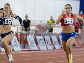 Na snímke atlétky Viktória Forsterová a vpravo Monika Weigertová vo finále šprintu žien na 60 m počas halových majstrovstiev Slovenska 26. februára 2022 v Bratislave. 