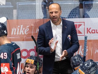 Tréner Ján Pardavý na lavičke HC Slovan Bratislava.