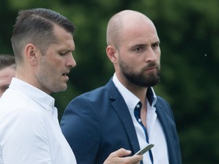 Generálny riaditeľ ŠK Slovan Bratislava Ivan Kmotrík ml. (vpravo) a športový riaditeľ Richard Trutz.