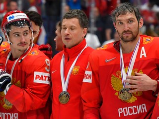 Alexander Ovečkin a ruskí hokejisti s bronzom z MS v hokeji 2019.