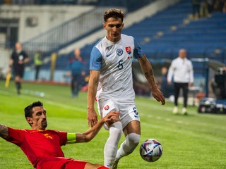 Slovenský futbalista Dávid Ďuriš v súboji so Stefanom Savičom.