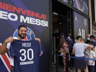 Ľudia čakali v Paríži na dres Lionela Messiho hodiny.