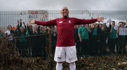 Roberto Carlos v drese amatérskeho tímu Bull in the Barne.