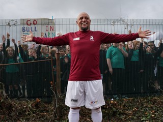 Roberto Carlos v drese amatérskeho tímu Bull in the Barne.