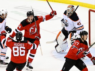 Hráči New Jersey Devils sa radujú zo streleného gólu do siete Edmontonu Oilers.