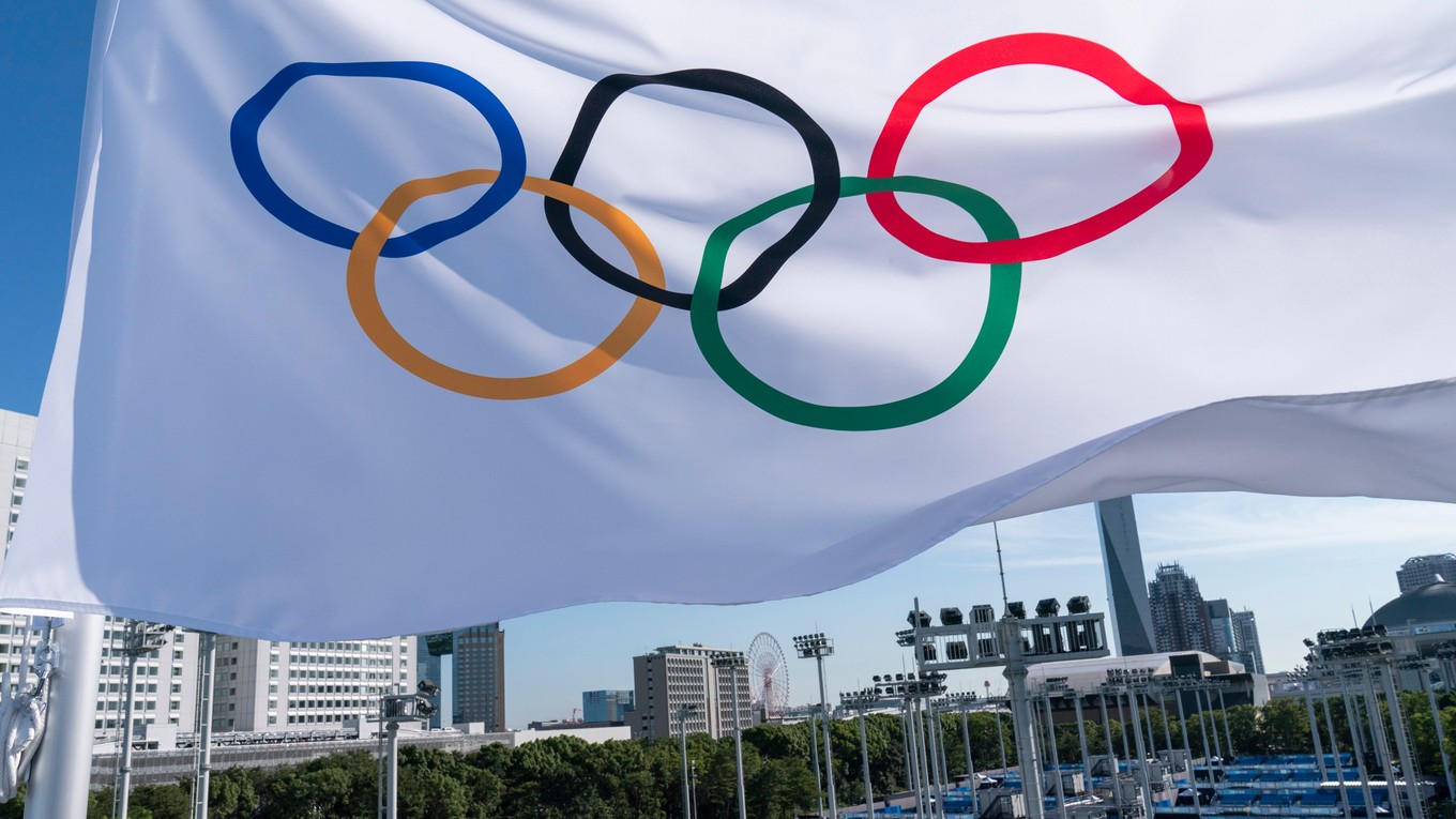 Vlajka s olympijskými kruhmi.