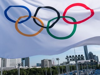 Vlajka s olympijskými kruhmi.