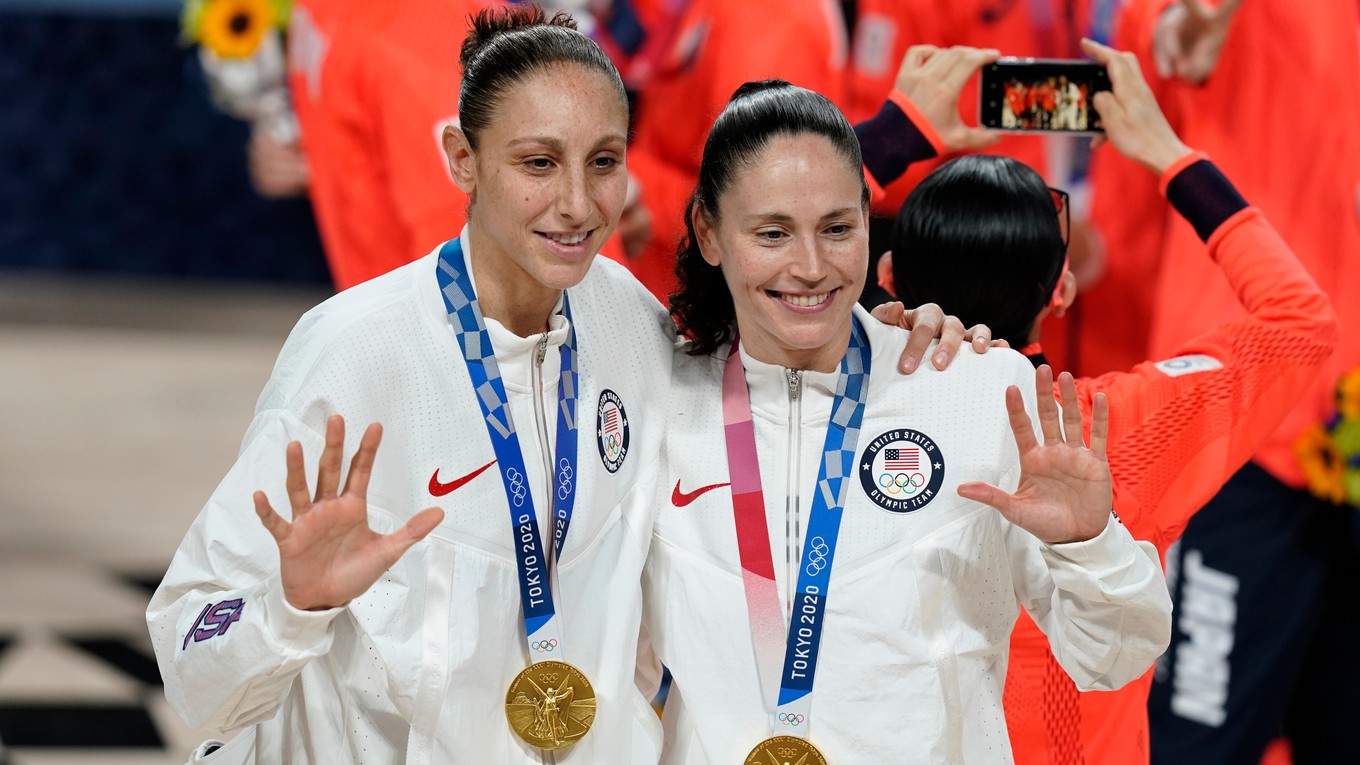 Americké basketbalistky Diana Taurasiová (vľavo) a Sue Birdová na OH v Tokiu 2020.