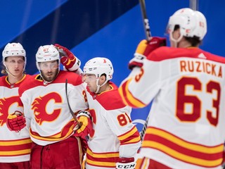 Adam Ružička (vpravo) v drese Calgary Flames.