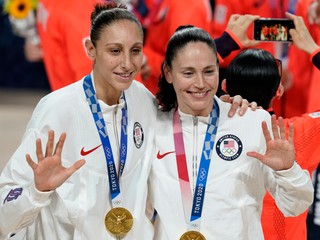 Americké basketbalistky Diana Taurasiová (vľavo) a Sue Birdová na OH v Tokiu 2020.