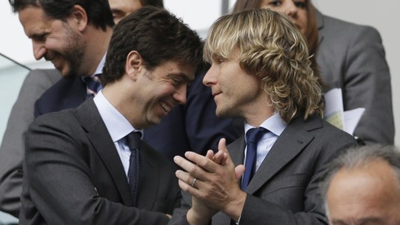 Bývalí šéfovia Juventusu - prezident klubu Andrea Agnelli (vľavo) a viceprezident Pavel Nedvěd.