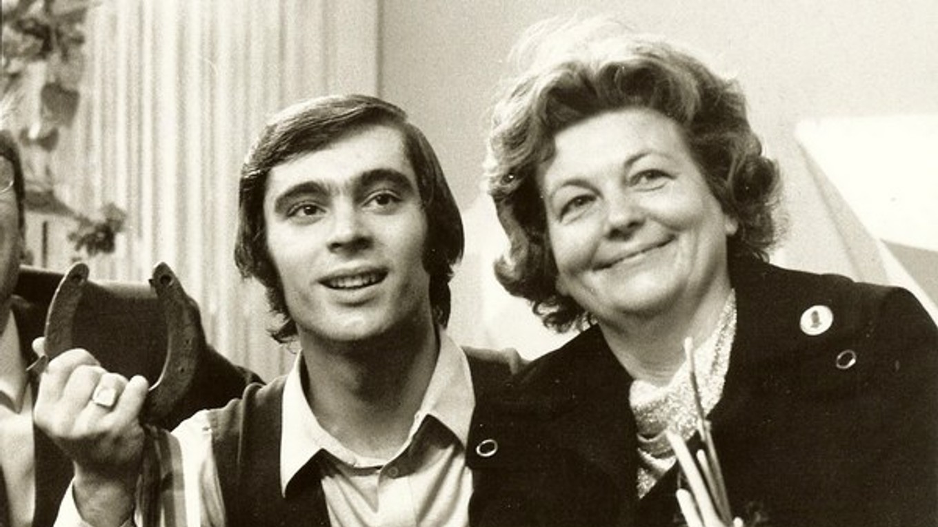 Ondrej Nepela s podkovou pre šťastie a trénerka Hilda Múdra.