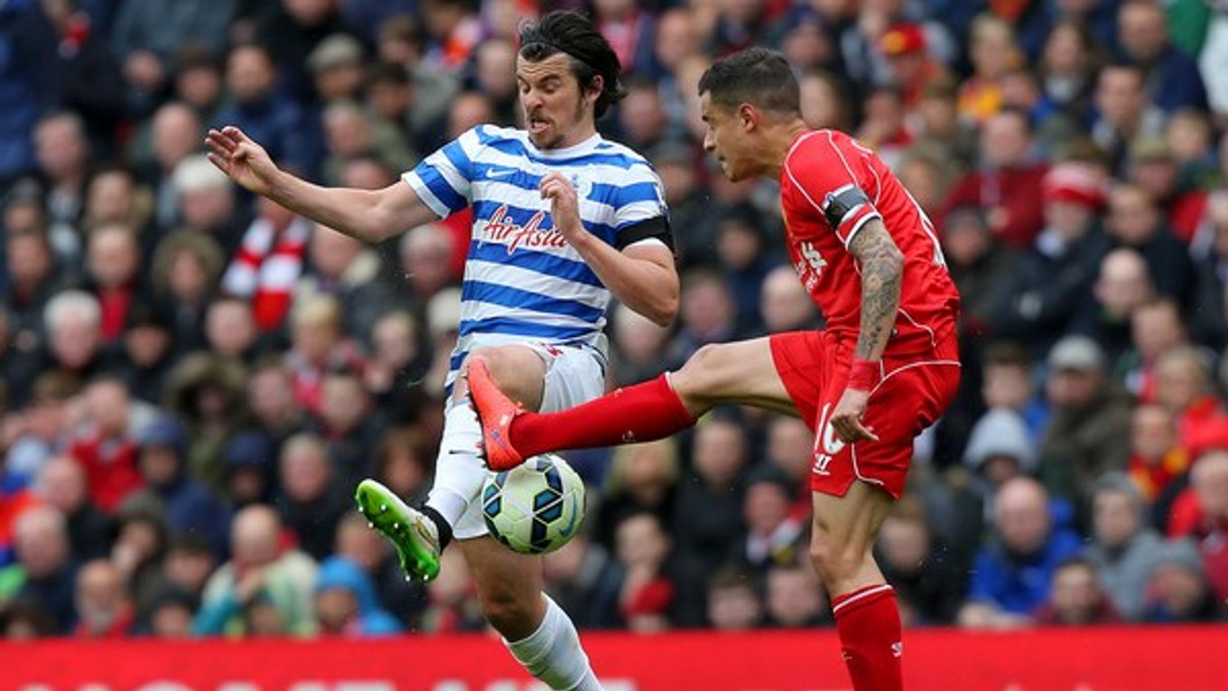 Joey Barton z QPR (vľavo) bojuje o loptu s domácim Coutinhom z Liverpoolu.
