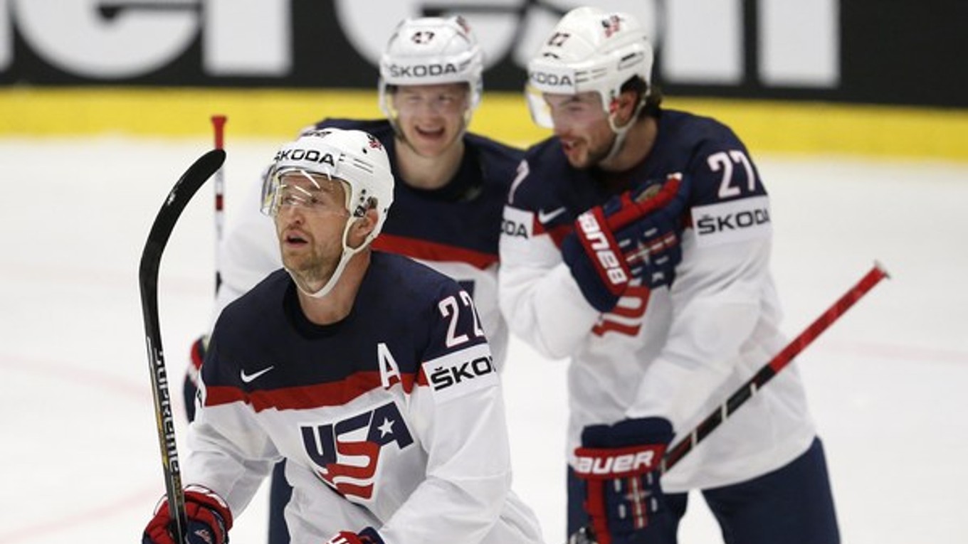 Trevor Lewis (vpredu).