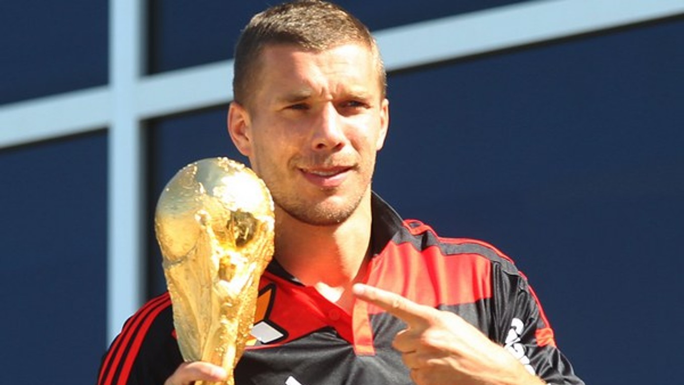 Nemecký futbalista Lukas Podolski drží trofej 14. júla 2014 v Riu de Janeiro. Nemecko zvíťazilo vo finále MS nad Argentínou 1:0 po predĺžení.