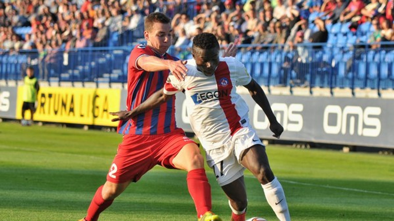 Moses Simon (vpravo).