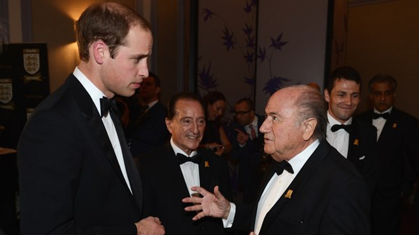 Britský Prince William sa rozpráva s prezidentom FIFA Seppom Blatterom.